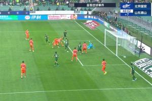 国安2-1反超九人泰山！王大雷击球不远，古加停球后抽射破门