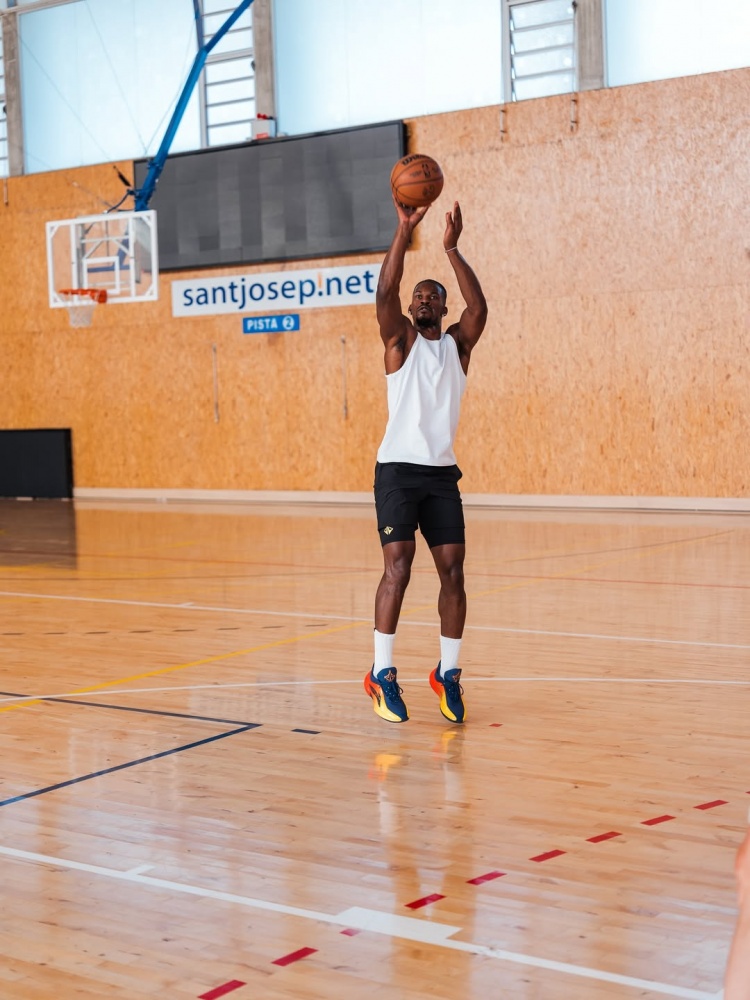 天博-巴特勒社媒更新近期动态 一边度假一边训练两不耽误