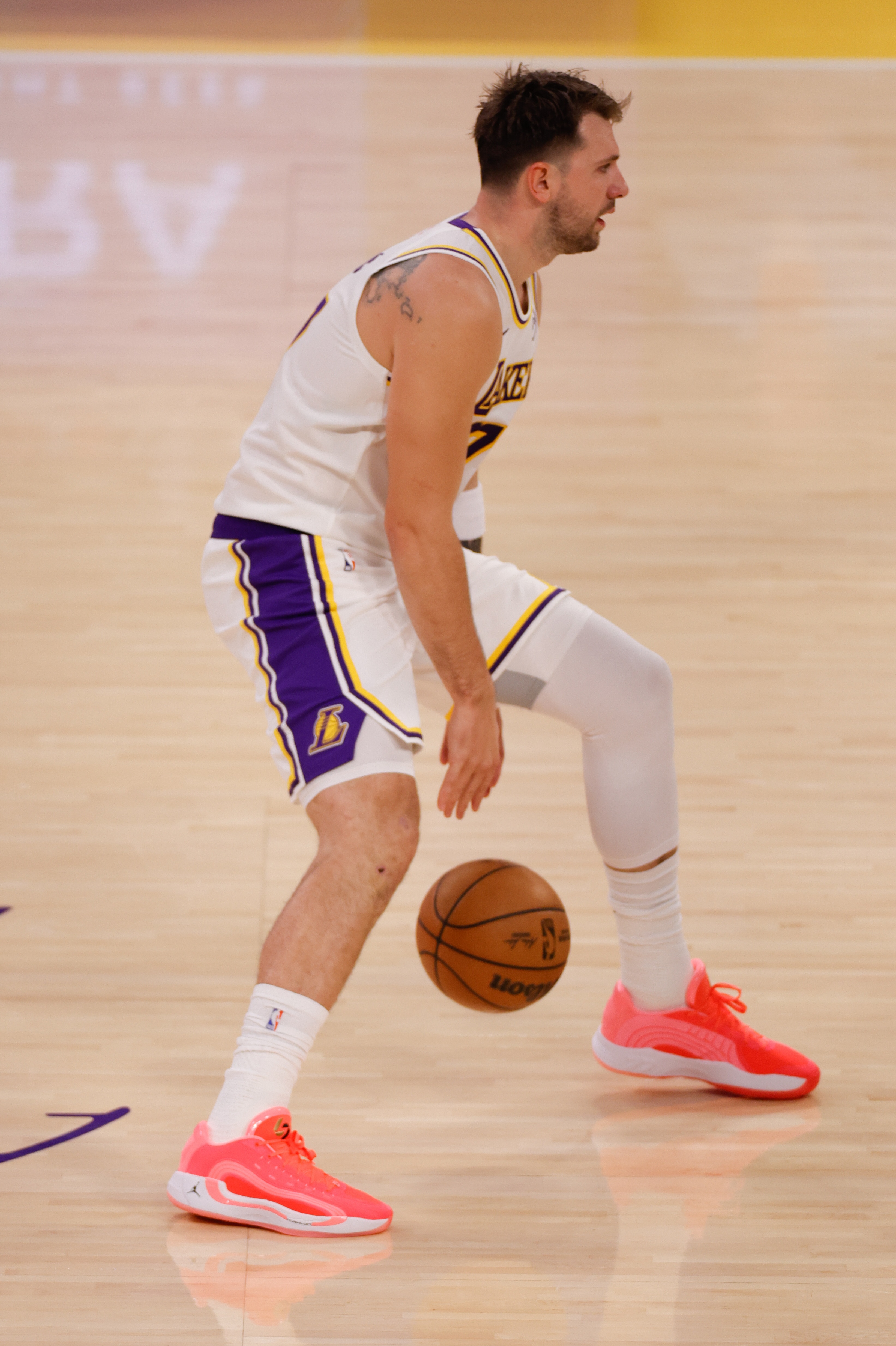 单扛球队进攻！东契奇半场14中6得19分8板5助1盖帽