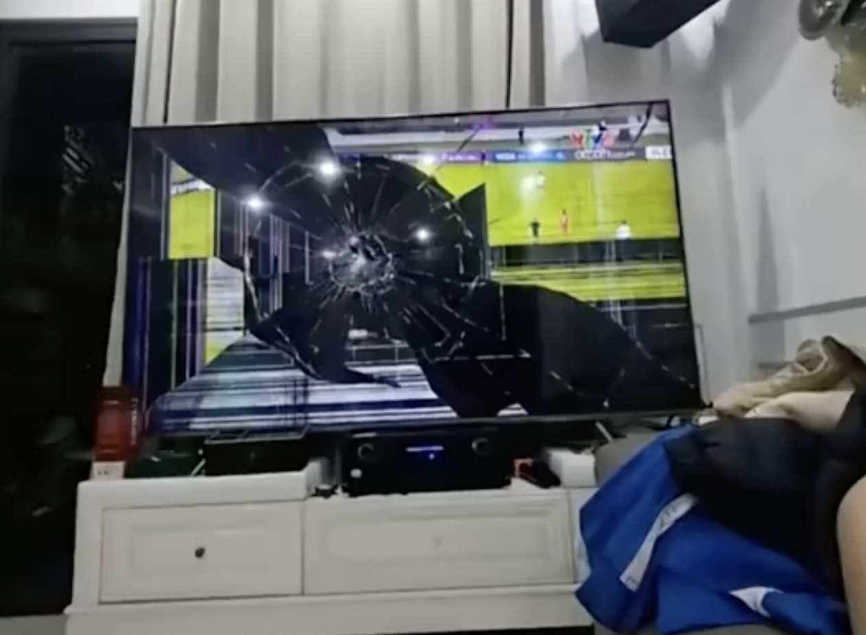 天博电脑版-“输得心服口服” 越南博主劝球迷要冷静 镜头一转自己怒砸电视