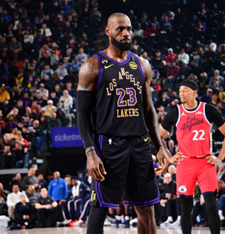 天博下载-轰23+6+5再刷历史首人纪录！詹皇末节引两波攻防浪潮 41岁不服老