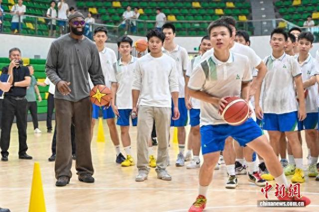 天博APP-NBA球星杰伦·布朗到访广州与中学生互动|美国职业篮球联赛|华南师范大学附属中学|中新社|篮球|波士顿凯尔特人队_新浪体育_新浪新闻